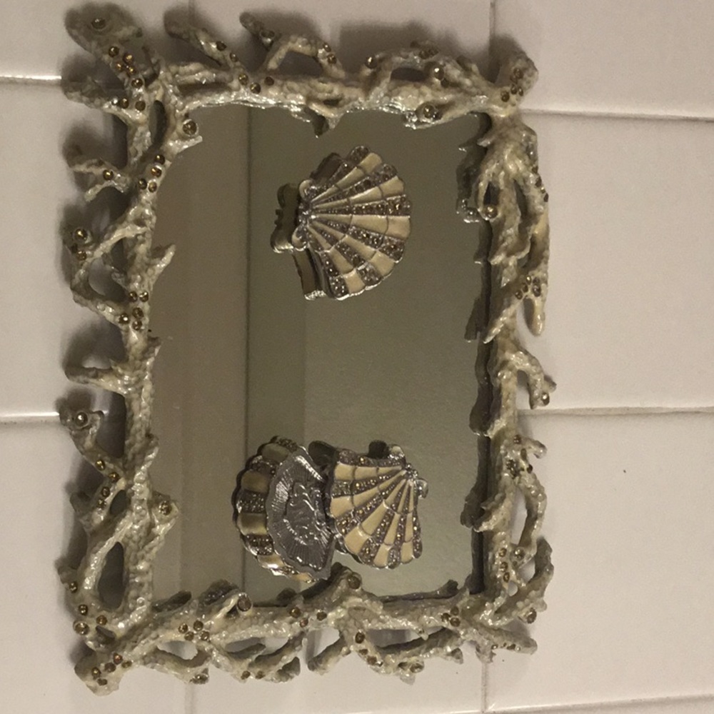 Nikky  trinket box set on mirror